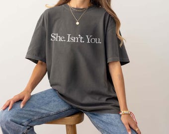 Hon. Är inte du. Grafisk t-shirt, överdimensionerad bomullsskjorta, minimalistiska statementkläder