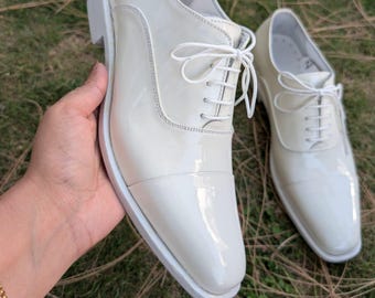 Zapatos Oxford clásicos de hombre con cordones, forrados en charol y puntera reforzada. Elegantes zapatos formales personalizados.