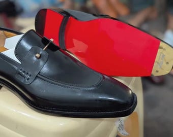 Mocasines de vestir Chris Louboutin de piel de becerro negra auténtica con suela roja para hombre.