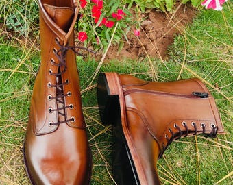Botas de vestir para hombre, hechas a mano a medida, de piel color camel – Piel de becerro pulida a mano, cierre de cordones y cremallera lateral.