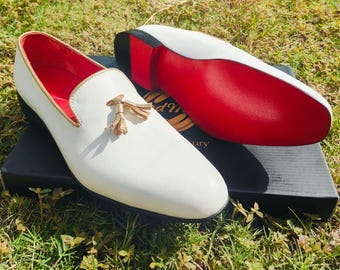 Mocasines de cuero blanco con borlas de Christian Louboutin hechos a mano: zapatos de vestir con suela roja