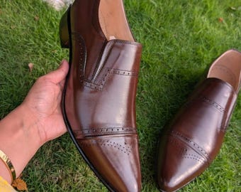 Zapatos formales de vestir para hombre, de cuero genuino, hechos a mano – Zapatos sin cordones semi-brogue de cuero marrón café.