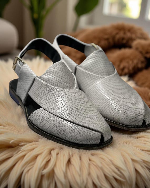 Handmade Leather Peshawari Chappal: Pakistani Kaptaan Style  display picture 1