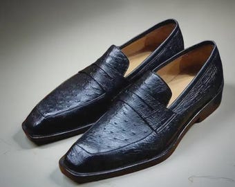 Mocasines de piel de avestruz negra para mujer
