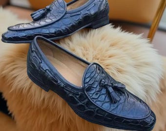 Mocasines con borlas de piel de cocodrilo negra texturizada hechos a mano: zapatos de boda/zapatero