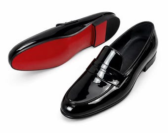 Mocasines Christian Louboutin para hombre, de charol negro, con suela roja, estilo mocasín de lujo para esmoquin, elaborados a mano.