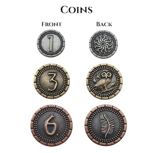 K&ouml;nnte beinhalten: Eine Sammlung von M&uuml;nzen im antiken Stil mit dem Wort "COINS" oben. Die Vorderseiten der M&uuml;nzen zeigen die Zahlen 1, 3 und 6, w&auml;hrend die R&uuml;ckseiten einen Sonnenstrahl, eine Eule und einen Farn zeigen. Die M&uuml;nzen haben ein metallisches Finish.