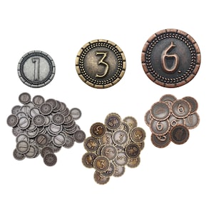 Puede incluir: Colección de fichas de juego metálicas con los números 1, 3 y 6. Las fichas son de color plata, oro y bronce. Las fichas tienen forma circular con un borde decorativo. Algunas fichas están en pequeños montones.