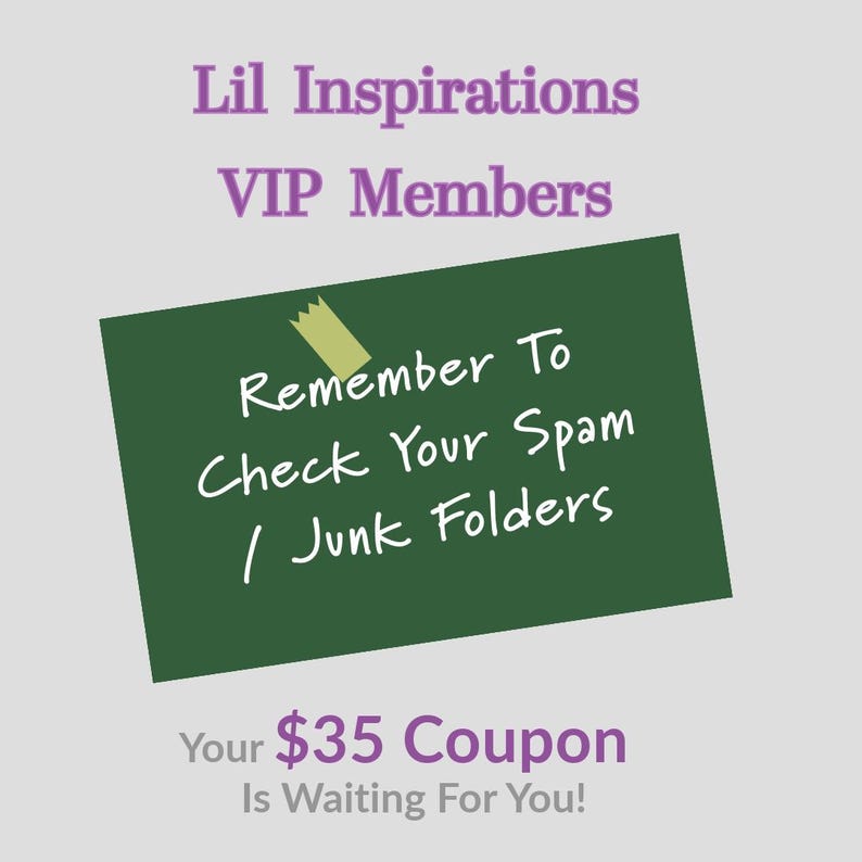 Pu&ograve; includere: Una lavagna verde con testo bianco che dice "Remember To Check Your Spam / Junk Folders". Sotto la lavagna c'&egrave; del testo che dice "Your $35 Coupon Is Waiting For You!"