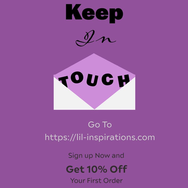 Pu&ograve; includere: Sfondo viola con una busta bianca che contiene la parola "TOUCH" in lettere nere. Il testo sopra la busta dice "Keep In" e sotto la busta dice "Go To https://lil-inspirations.com Iscriviti ora e ottieni il 10% di sconto sul tuo primo ordine".