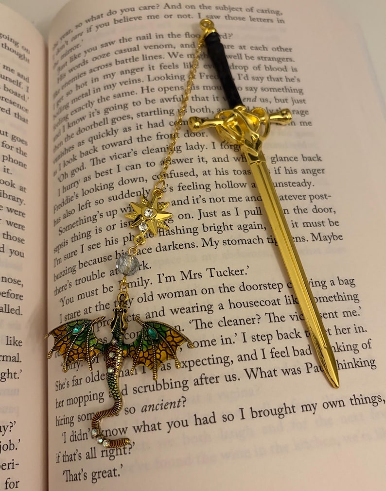 Fantasy Dragon Sword Bookmark – Fourth Wing Inspired Metal Page Marker | Romantasy Book Lover Gift Gold