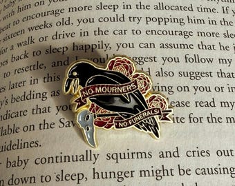 No Mourners No Funerals Enamel Pin – Six of Crows Inspired Crow Badge | Bookish Fantasy Gift
