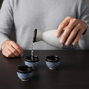 Zestaw do japońskiego sake – ceramiczna butelka i kubki | Tradycyjny zestaw do sake, baijiu lub wina | Akcesoria barmańskie i prezent na parapetówkę