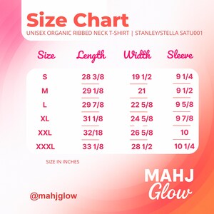 Op de afbeelding: Een maattabel voor een unisex organisch geribbelde ronde hals t-shirt, met afmetingen in inches. De tabel bevat maten S tot XXXL, met details over lengte, breedte en mouwafmetingen. De merknaam "MAHJ Glow" wordt onderaan weergegeven.
