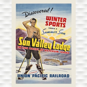 Op de afbeelding: Een vintage reisposter die reclame maakt voor wintersport in Sun Valley Lodge in Ketchum, Idaho. De poster toont een man in skikleding die op ski's staat tegen een achtergrond van besneeuwde bergen en een fel oranje zon. De tekst luidt "Ontdekt! Wintersport Onder een Zomers Zon Sun Valley Lodge In Sun Valley bij Ketchum, Idaho Union Pacific Railroad."