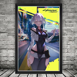 K&ouml;nnte beinhalten: Gerahmtes Poster mit einem weiblichen Anime-Charakter aus Cyberpunk 2077. Der Charakter hat wei&szlig;e Haare und tr&auml;gt ein schwarz-wei&szlig;es Outfit. Der Hintergrund zeigt eine futuristische Stadt mit gelben und blauen Akzenten. Das Cyberpunk-Logo ist sichtbar.