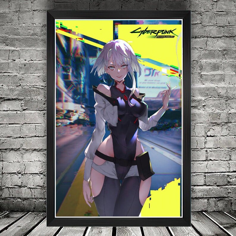 K&ouml;nnte beinhalten: Gerahmtes Poster mit einem weiblichen Anime-Charakter aus Cyberpunk 2077. Der Charakter hat wei&szlig;e Haare und tr&auml;gt ein schwarz-wei&szlig;es Outfit. Der Hintergrund zeigt eine futuristische Stadt mit gelben und blauen Akzenten. Das Cyberpunk-Logo ist sichtbar.