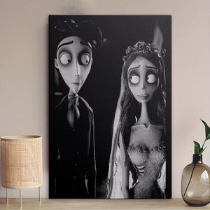 以下が含まれることがあります： 映画「ティム・バートンのコープスブライド」の2人のアニメキャラクターを描いた白黒のキャンバスアート。男性キャラクターは黒いスーツとネクタイ、女性キャラクターはウェディングドレスとベールを着用しています。アートワークは壁に飾られています。