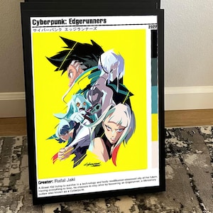 K&ouml;nnte beinhalten: Gerahmtes Poster f&uuml;r den Anime "Cyberpunk: Edgerunners" mit gelbem Hintergrund. Die Illustration zeigt Charaktere in dynamischer Pose, mit Text in Englisch und Japanisch. Das Poster enth&auml;lt das Jahr 2022 und den Namen des Sch&ouml;pfers, Rafal Jaki.