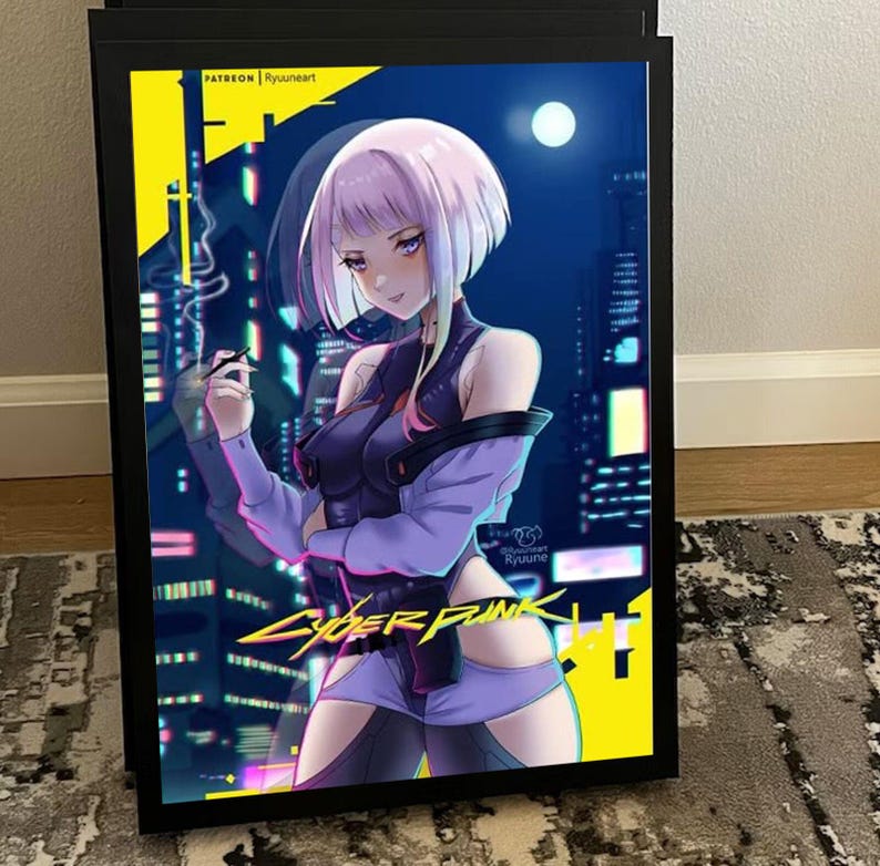 K&ouml;nnte beinhalten: Gerahmter Druck mit einer digitalen Illustration einer Frau mit kurzen, hellvioletten Haaren, vor einer futuristischen Stadtkulisse. Das Kunstwerk enth&auml;lt den Text "CYBERPUNK" und "PATREON Ryuuneart". Die Farbpalette wird von Blau, Lila und Gelb dominiert.