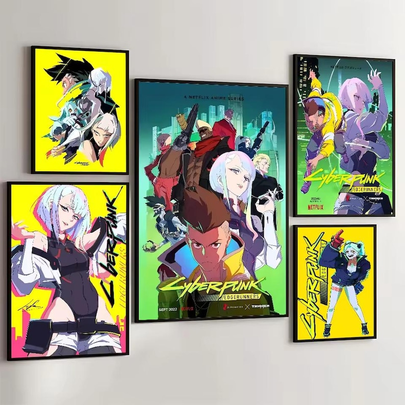 K&ouml;nnte beinhalten: Sechs gerahmte Poster im Anime-Stil mit Charakteren aus der Serie Cyberpunk: Edgerunners. Die Poster haben einen schwarzen Rahmen und sind an einer neutralen Wand angebracht. Die Farbpalette umfasst Gelb, Gr&uuml;n, Schwarz und Wei&szlig;.