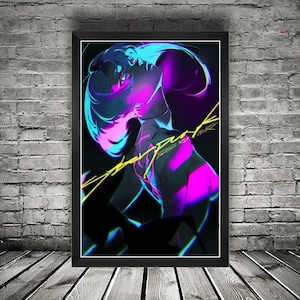 K&ouml;nnte beinhalten: Gerahmter Kunstdruck mit einer stilisierten Illustration einer Person mit blau-violettem Haar, die nach oben blickt. Das Kunstwerk hat neonrosa und gelbe Akzente, mit dem Text "Cyberpunk" in Gelb.