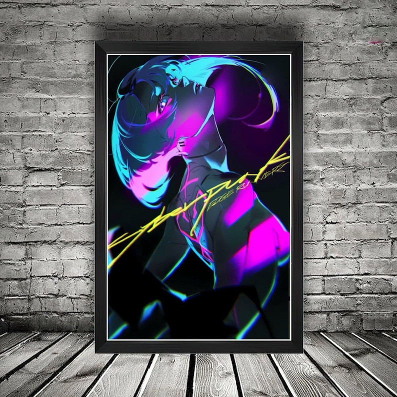 K&ouml;nnte beinhalten: Gerahmter Kunstdruck mit einer stilisierten Illustration einer Person mit blau-violettem Haar, die nach oben blickt. Das Kunstwerk hat neonrosa und gelbe Akzente, mit dem Text "Cyberpunk" in Gelb.