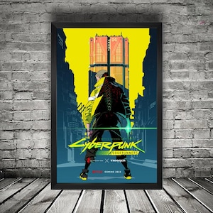 K&ouml;nnte beinhalten: Gerahmtes Poster mit einem Charakter aus Cyberpunk: Edgerunners in einer futuristischen Stadt. Das Poster hat ein gelbes und blaues Farbschema mit dem Titel und Logo der Serie. Der Text "COMING 2022" befindet sich unten.
