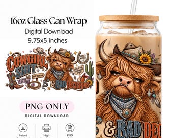 Puede incluir: Una descarga digital para vaso de 16oz que mide 9,75x5 pulgadas con una vaca highland con sombrero de vaquero, bandana y joyas. El diseño incluye el texto COWGIRL SHIT & BAD DECISIONS, una bota vaquera, un cactus y una cuerda.