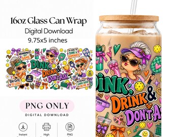 Puede incluir: Un vaso de cristal de 16oz con tapa de bambú y pajita transparente, con un diseño colorido que incluye ilustraciones de mujeres jugando al pickleball, corazones, lazos y textos como "DINK, DRINK & DON'T ASK" y "GRANDMA'S GOT GAME".