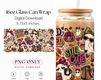 Puede incluir: Un vaso de 16oz con tapa de bambú y pajita transparente, con un diseño de fantasmas, calabazas, botas con estampado de leopardo y textos como "DEAD TIRED" y "STILL CUTE". El archivo digital mide 9,75x5 pulgadas para uso en formato PNG.