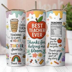 Może przedstawiać: Biały kubek ze słomką, z kolorową grafiką i tekstem. Projekt zawiera filiżankę kawy, jabłko, tęczę oraz napisy "Best Teacher Ever" i "Teaching is a work of HEART."