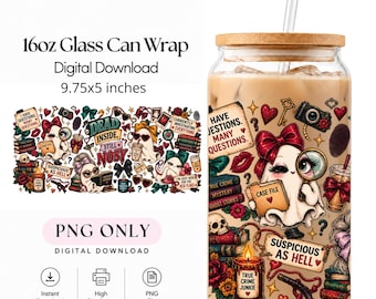 Puede incluir: Un vaso de vidrio de 16oz con tapa de bambú y pajita transparente, con un diseño de fantasmas, lupas, libros, calaveras y velas. El texto incluye "HAVE QUESTIONS. MANY QUESTIONS.", "DEAD INSIDE, STILL NOSY" y "SUSPICIOUS AS HELL".
