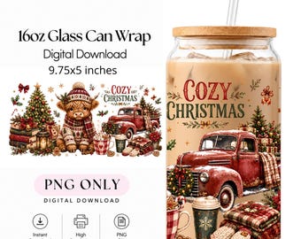 Puede incluir: Un vaso de vidrio de 473ml con tapa de bambú y pajita, con un diseño digital de una vaca highland con gorro de invierno, un camión rojo vintage, árboles de Navidad, regalos y el texto Cozy Christmas en rojo y verde.