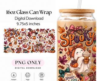 Puede incluir: Un diseño digital para vaso de 473 ml que mide 24,76x12,7 cm, con un patrón de fantasmas, calabazas, hojas de otoño y lazos. El diseño incluye los textos Spooky, Cute y Cozy, Spooky & Cute, mostrado en un vaso con tapa de bambú.