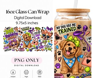 Puede incluir: Un vaso de vidrio de 473 ml con tapa de bambú y pajita transparente, con un diseño colorido de un cachorro golden retriever con lazo verde y pañuelo azul, rodeado de huellas, corazones, pelotas de tenis y el texto MY DOG HAS ME TRAINED.