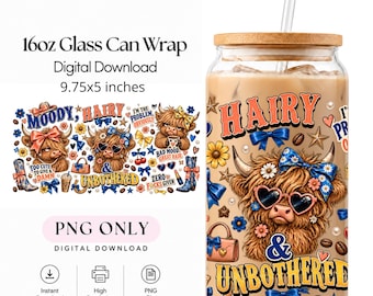 Puede incluir: Un vaso de 16oz con tapa de bambú y pajita transparente, con un diseño digital de vacas Highland con lazos azules, gafas de sol en forma de corazón y el texto 'HAIRY & UNBOTHERED' en un formato de 24,77x12,7 cm.