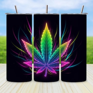 Könnte beinhalten: Ein schwarzer Becher mit einem leuchtenden Cannabisblatt-Design. Das Blatt verläuft von Gelb über Grün nach Lila, mit bunten Streifen. Enthält einen silbernen Strohhalm und Deckel.