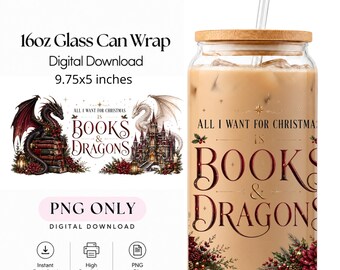 Puede incluir: Un vaso de 16oz con tapa de bambú y pajita transparente, lleno de una bebida color canela. El vaso presenta un diseño con un dragón negro, un dragón blanco, un castillo y el texto 'ALL I WANT FOR CHRISTMAS IS BOOKS & DRAGONS' con detalles florales rojos.