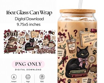 Puede incluir: Una descarga digital para vaso de 16oz que mide 9,75x5 pulgadas con un diseño de detective que incluye gatos negros, lupas, archivos y el texto "CUTE BUT SUSPICIOUS" junto a "I HAVE QUESTIONS" y "CASE FILE: STILL INVESTIGATING".