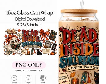 Puede incluir: Un vaso de 16oz con tapa de bambú y pajita, que presenta un diseño gráfico colorido con el texto 'DEAD INSIDE STILL READING AT LEAST THE BOOK IS GOOD'. El diseño incluye un fantasma, un gato negro, una vela y hojas de otoño.