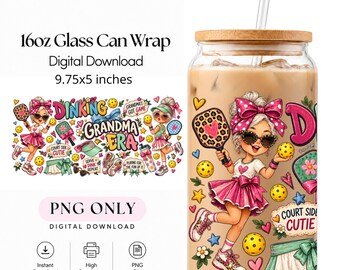 Puede incluir: Un archivo digital para vaso de 16oz que mide 9,75x5 pulgadas, con un gráfico colorido de un personaje con lazo rosa, gafas de sol y pala de pickleball, rodeado de pelotas, corazones y el texto DINKING GRANDMA ERA.