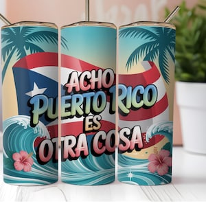 Puede incluir: Un vaso cilíndrico con pajita, con la bandera de Puerto Rico y la frase "Acho Puerto Rico Es Otra Cosa". El diseño incluye palmeras, olas oceánicas y flores de hibisco, con una combinación de colores azul, rojo y blanco.