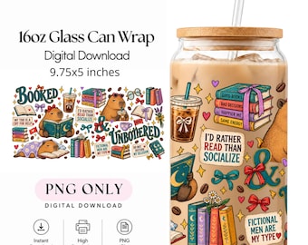 Puede incluir: Un vaso de cristal de 16oz con tapa de bambú y pajita transparente, con un diseño de capibaras, pilas de libros coloridos, tazas de café y textos como 'BOOKED', 'I'D RATHER READ THAN SOCIALIZE', 'UNBOTHERED' y 'FICTIONAL MEN ARE MY TYPE'.