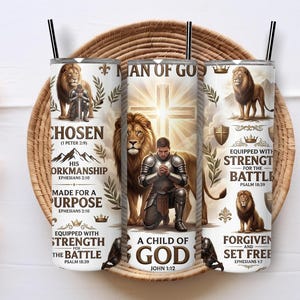 Può includere: Tre bicchieri cilindrici con cannucce nere che presentano immagini religiose tra cui leoni, un cavaliere in armatura inginocchiato, una croce e testi come CHOSEN, A CHILD OF GOD e vari versetti biblici. Il design utilizza toni oro, marrone e bianco.