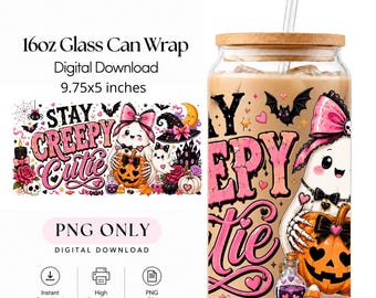 Puede incluir: Un vaso de cristal de 473 ml con tapa de bambú y pajita transparente, con un diseño digital que incluye el texto 'STAY CREEPY CUTIE'. El gráfico muestra un fantasma con una calabaza, murciélagos, lazos rosas y corazones, mide 24,77x12,7 cm.
