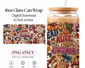 Puede incluir: Un vaso de 16oz con tapa de bambú y pajita, con un diseño de fantasmas, calabazas, caballos, cactus y el texto Dead or Alive, Still a Cowgirl. El archivo digital mide 9,75x5 pulgadas y está en formato PNG.
