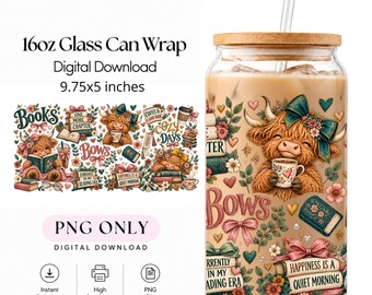 Puede incluir: Un vaso de cristal de 473 ml con tapa de bambú y pajita, con un diseño de vacas Highland, libros, lazos y flores. El texto incluye 'Books', 'Bows', 'One More Chapter', 'Cozy Days' y 'Happiness is a Quiet Morning'.