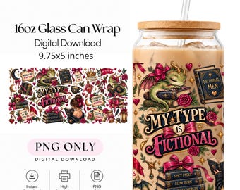 Puede incluir: Un archivo digital para vaso de 16oz que mide 24,76x12,7 cm, con dragones verdes, libros, lazos rosas y el texto "MY TYPE IS FICTIONAL". El diseño se muestra en un vaso de cristal con tapa de bambú y pajita.