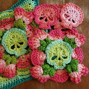 Abuela Susto: Este tutorial fotográfico del PATRÓN de crochet del Cuadrado de la abuela incluye un motivo de calavera y un Cuadrado de la abuela de crochet.